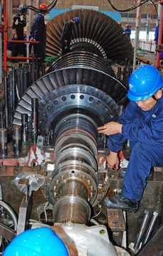 專業(yè)守護(hù)，安全無(wú)憂 工人檢修與普通機(jī)械設(shè)備安裝服務(wù)解析